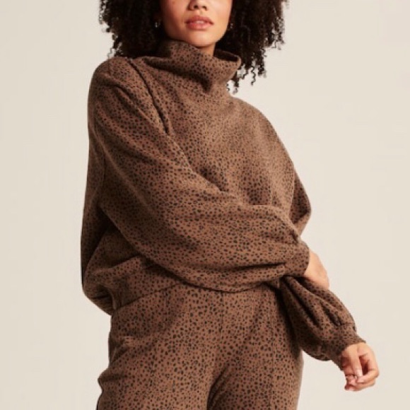 New! Abercrombie & Fitch Turtleneck Sweatshirt - Picture 4 of 8